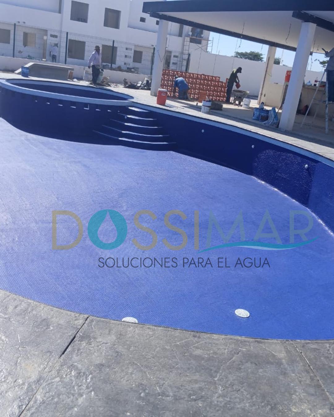 Jacuzzi y spa de lujo integrado a la alberca